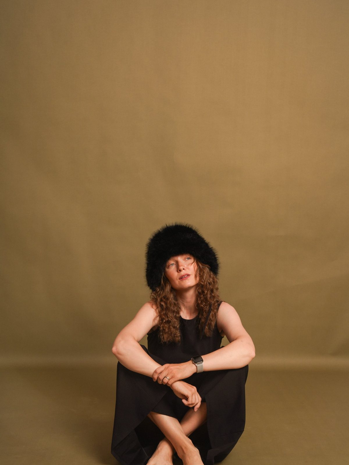 Portret cu căciulă de blană, fundal olive